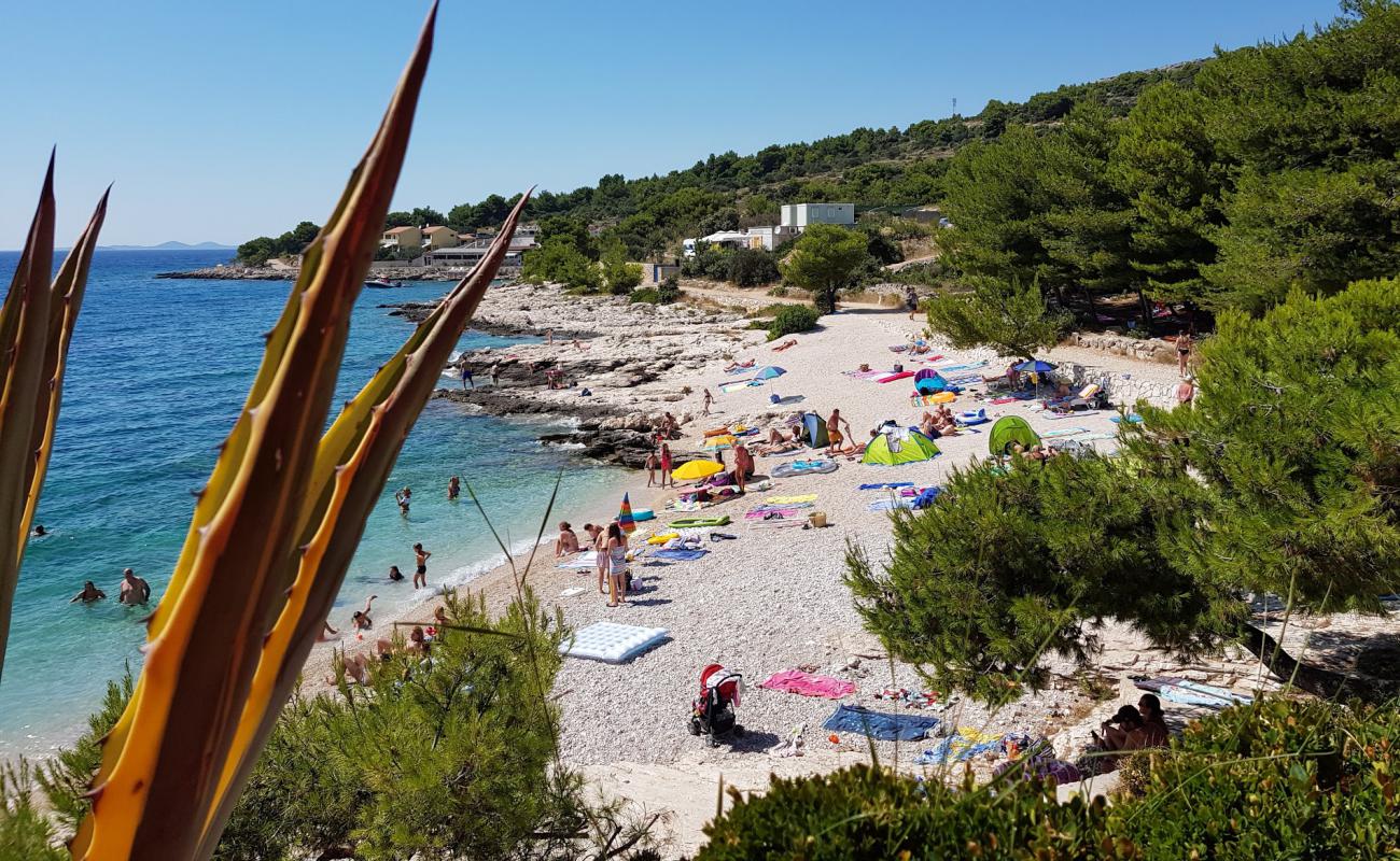 Dolac beach'in fotoğrafı hafif ince çakıl taş yüzey ile