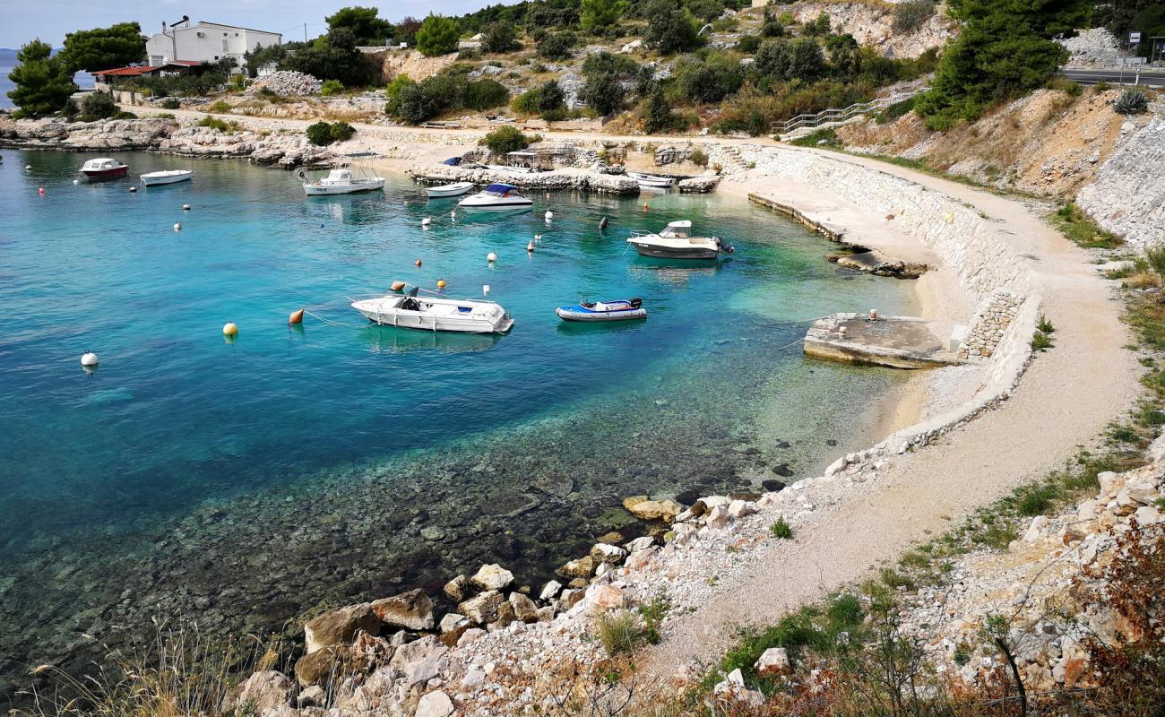 Dolac III beach'in fotoğrafı hafif ince çakıl taş yüzey ile