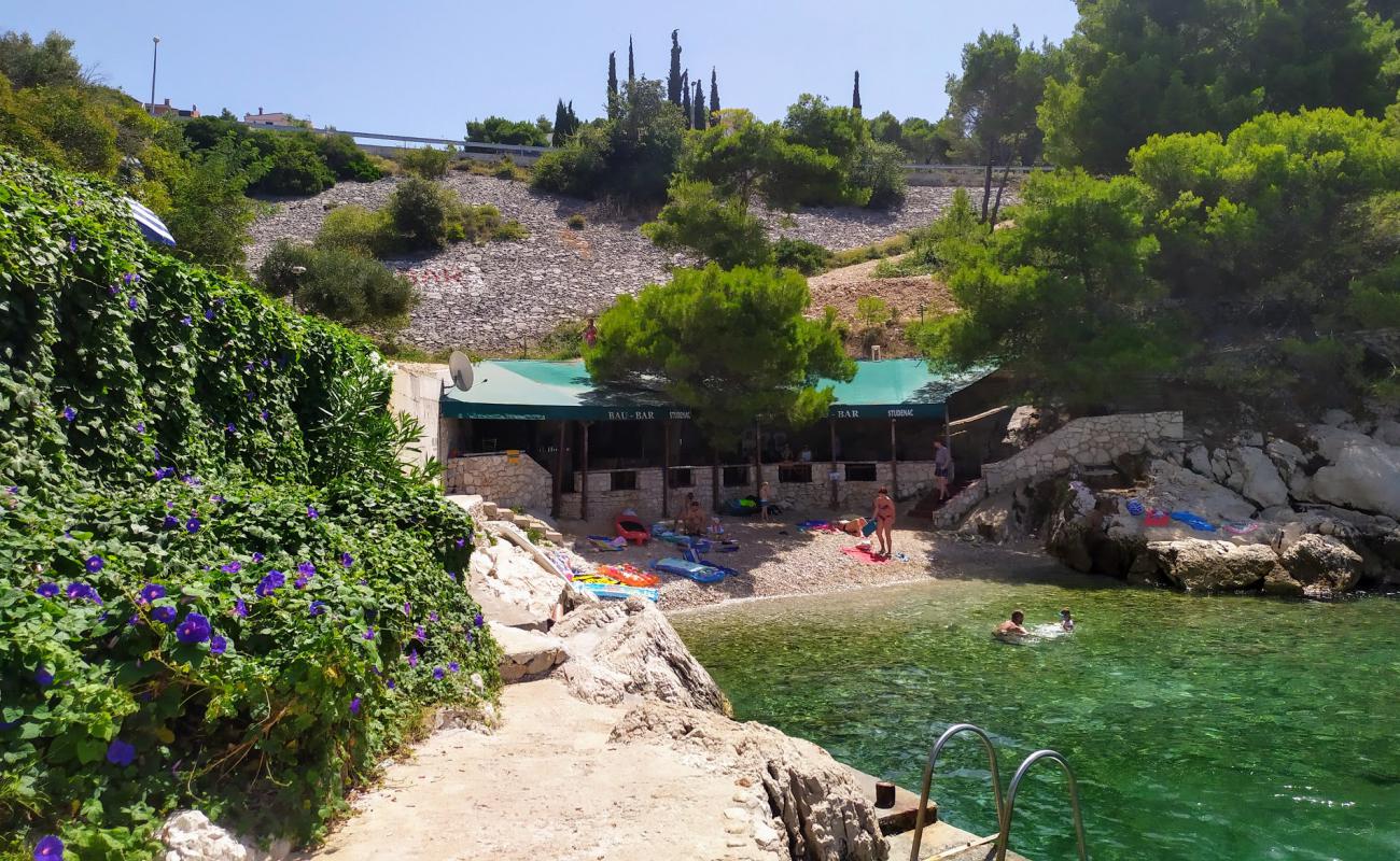 Dagna beach'in fotoğrafı hafif çakıl yüzey ile