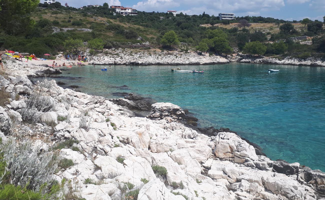 Zecevo II wild beach'in fotoğrafı küçük bej çakıl yüzey ile