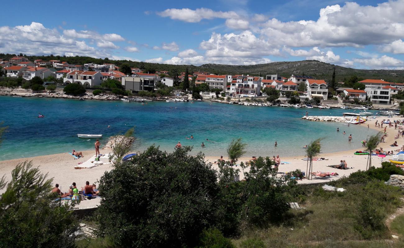 Grgic beach'in fotoğrafı hafif ince çakıl taş yüzey ile