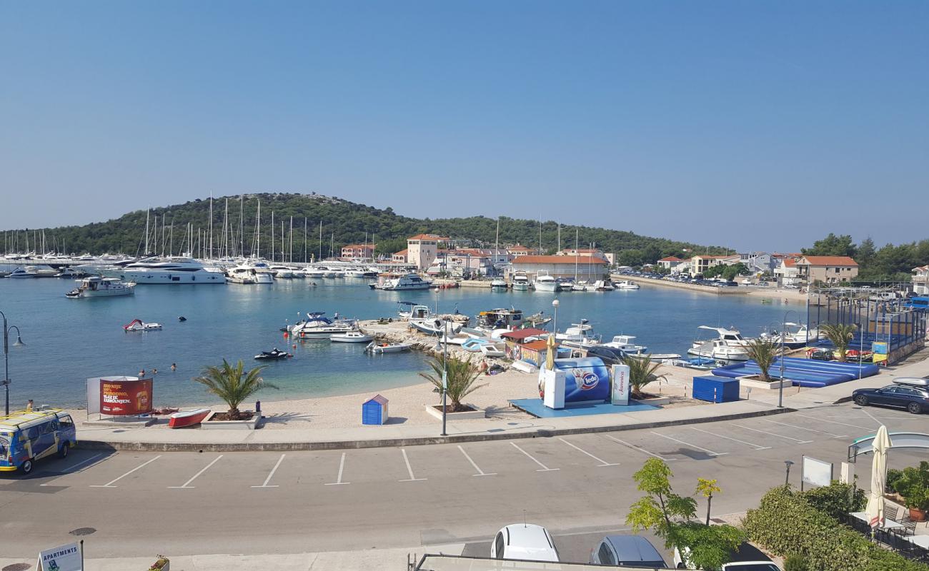 Rogoznica beach'in fotoğrafı hafif ince çakıl taş yüzey ile