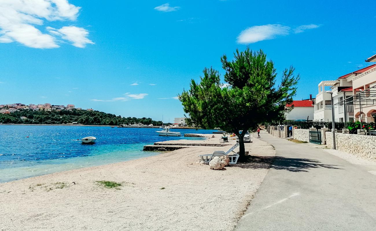 Podglavica beach'in fotoğrafı küçük bej çakıl yüzey ile