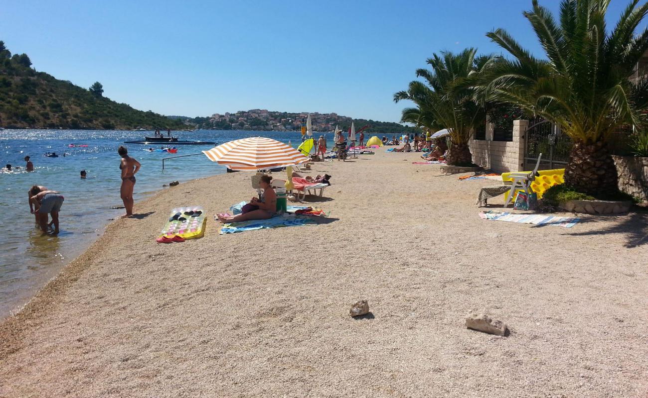 Stupin beach'in fotoğrafı küçük bej çakıl yüzey ile
