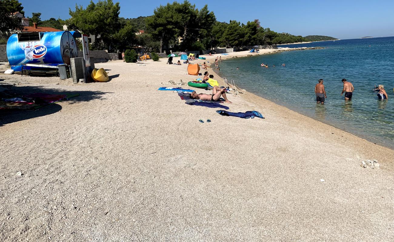 Varos beach'in fotoğrafı bej kum ve çakıl yüzey ile