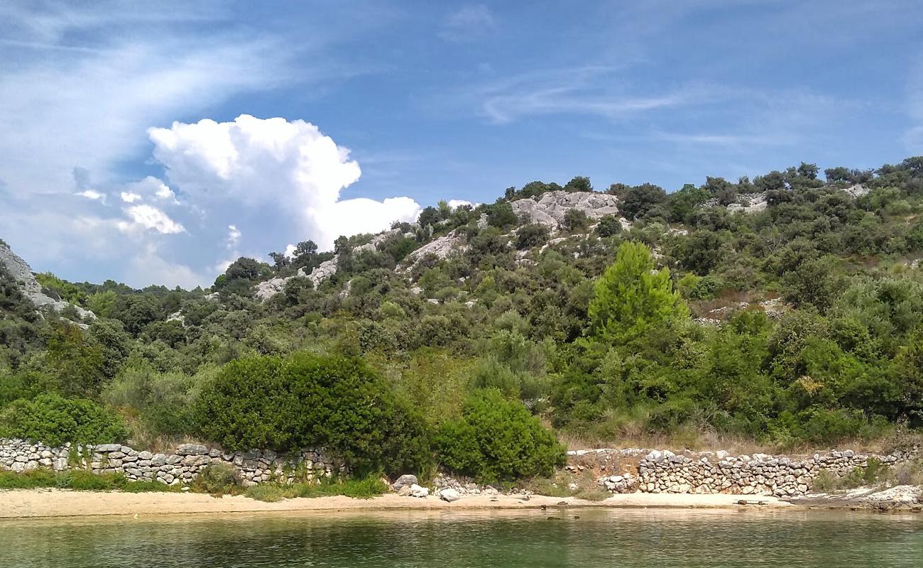 Uvala Sicenica'in fotoğrafı bej kum ve kayalar yüzey ile