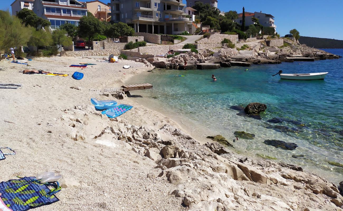 Uvala Ostrica'in fotoğrafı bej çakıl yüzey ile
