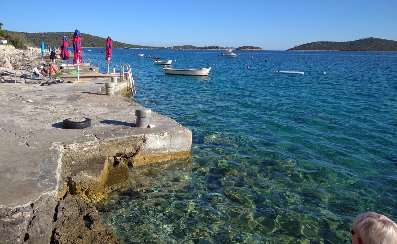 Alina beach'in fotoğrafı bej çakıl yüzey ile