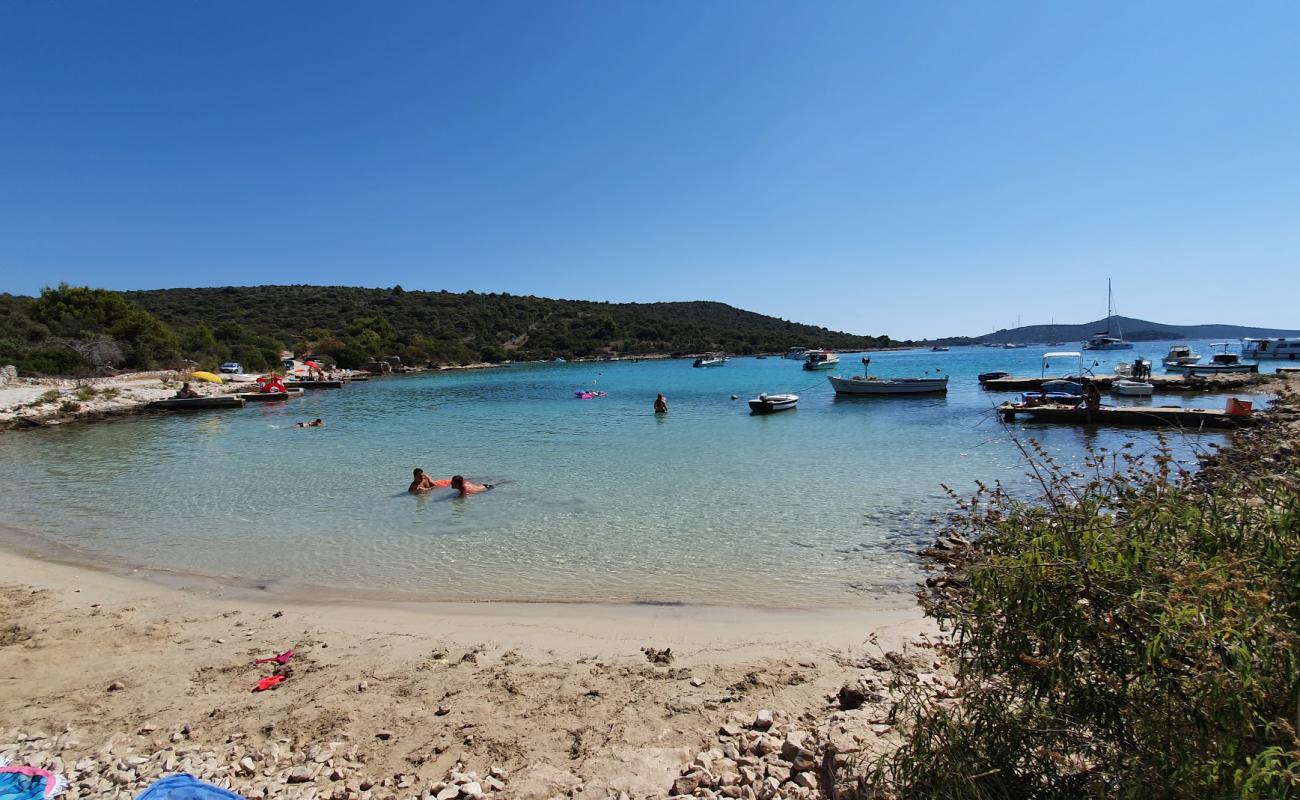Old Trogir beach'in fotoğrafı bej kum ve kayalar yüzey ile