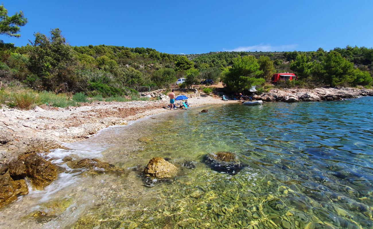 Vinisce beach'in fotoğrafı hafif çakıl yüzey ile