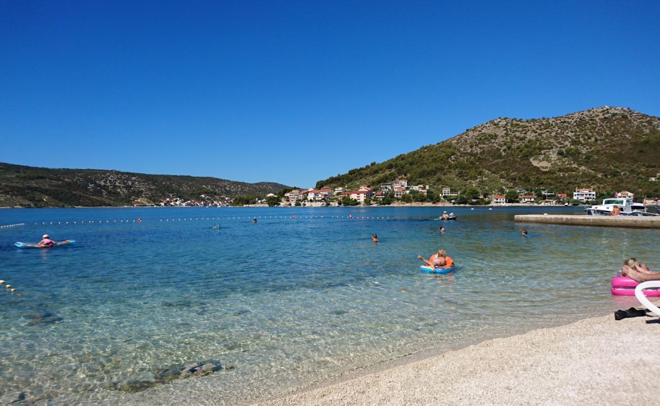 Poljica beach'in fotoğrafı hafif ince çakıl taş yüzey ile