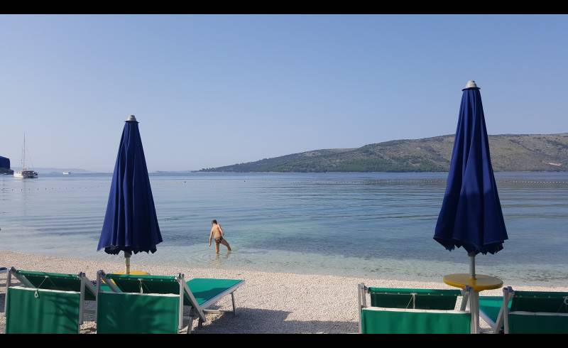 Plaza Bucevica'in fotoğrafı hafif ince çakıl taş yüzey ile