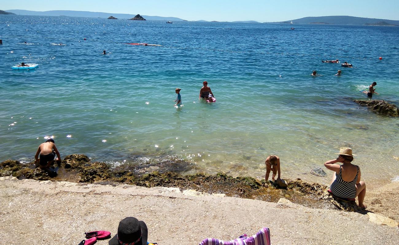 Seget Vranjica beach'in fotoğrafı küçük bej çakıl yüzey ile