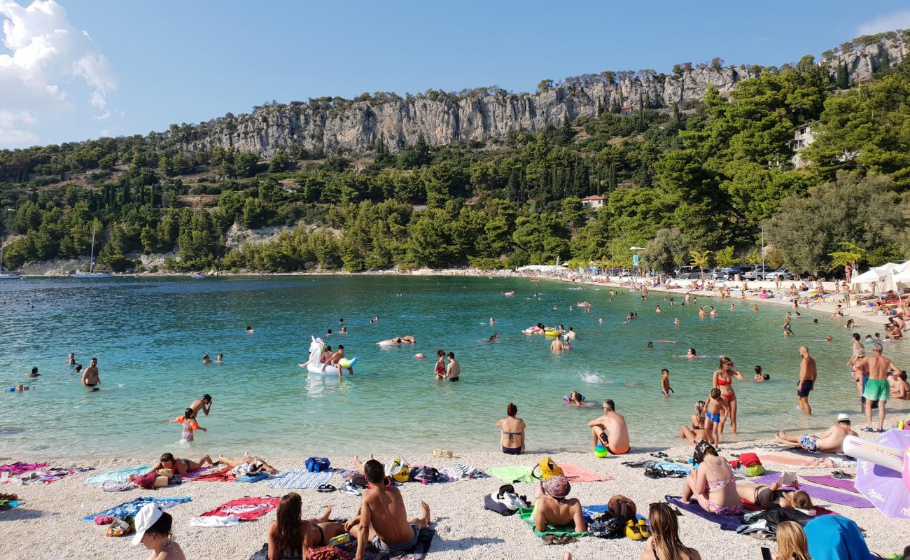 Kasjuni Plajı'in fotoğrafı hafif çakıl yüzey ile