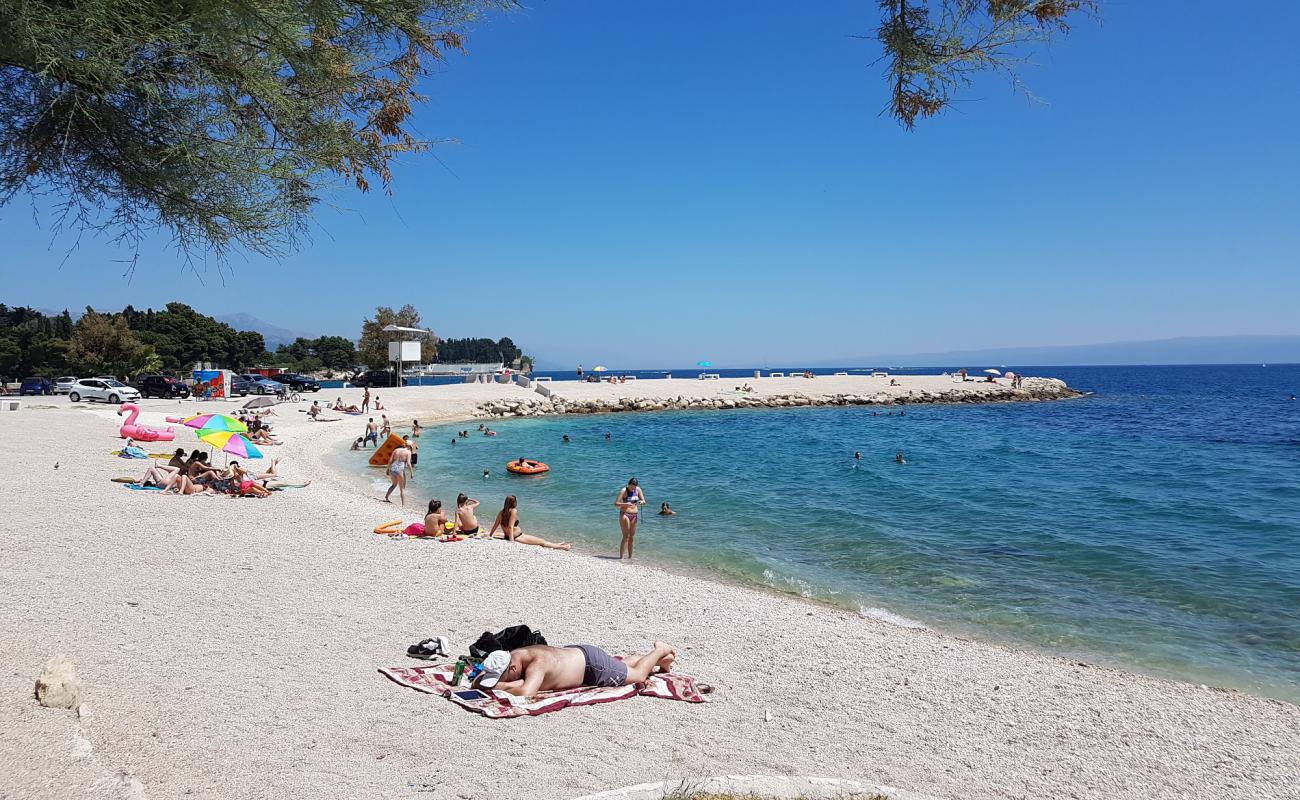 Obojena beach'in fotoğrafı hafif çakıl yüzey ile