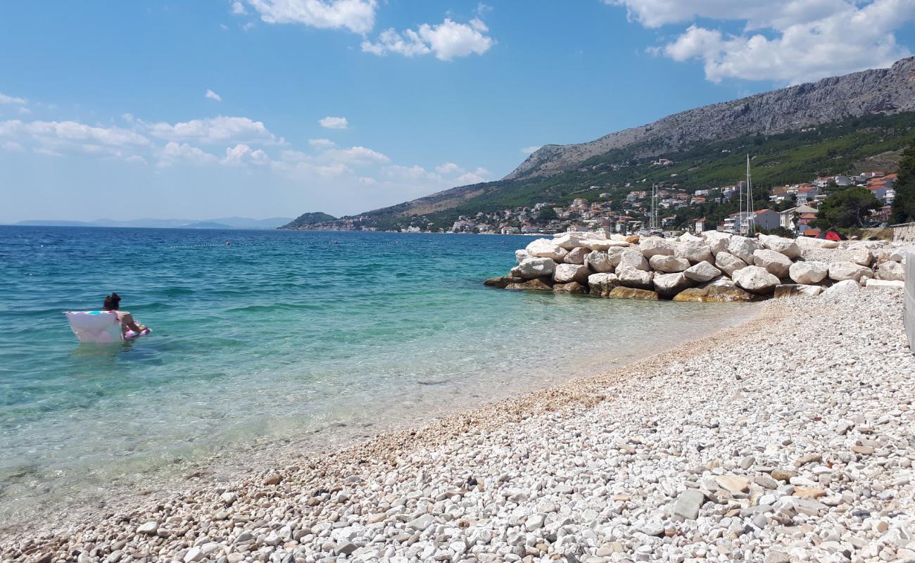 Plaza Dugi Rat III'in fotoğrafı hafif ince çakıl taş yüzey ile