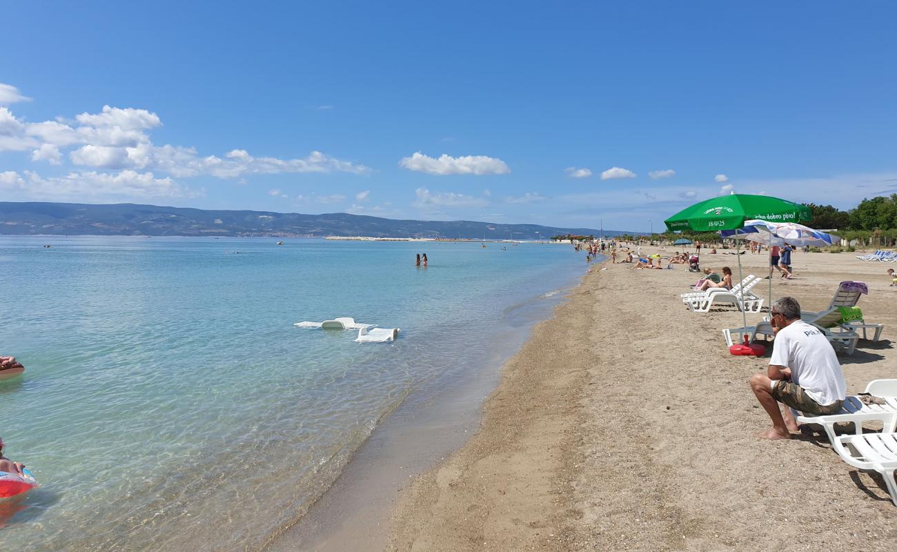 Omis beach'in fotoğrafı kahverengi kum yüzey ile