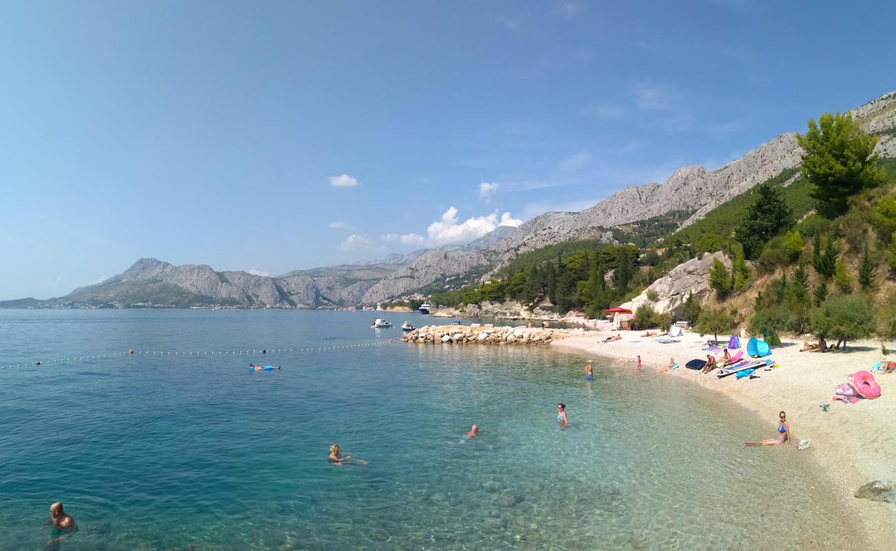 Nemira beach'in fotoğrafı hafif ince çakıl taş yüzey ile