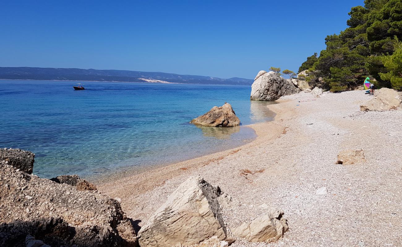 Hidden beach'in fotoğrafı hafif çakıl yüzey ile