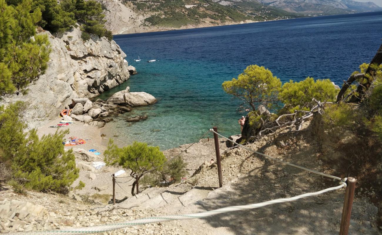 Vruje beach'in fotoğrafı hafif çakıl yüzey ile