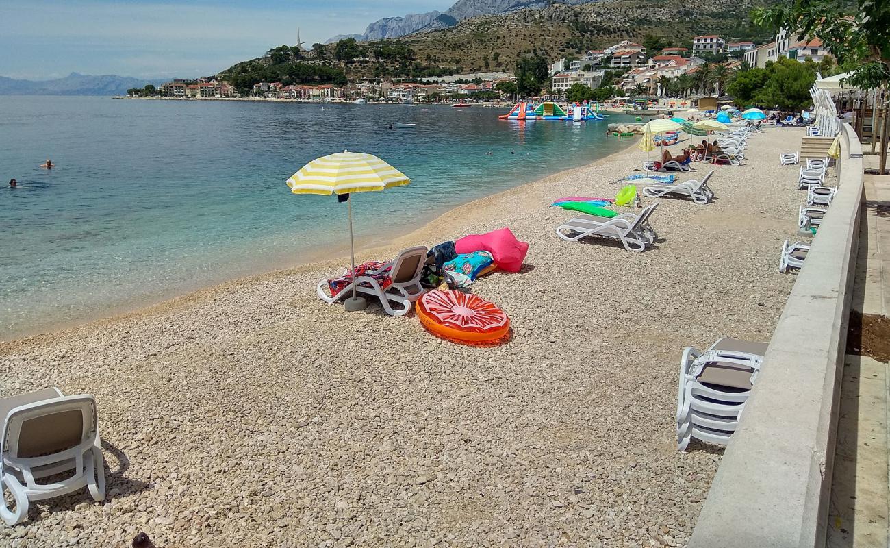 Podgora Plajı'in fotoğrafı hafif ince çakıl taş yüzey ile