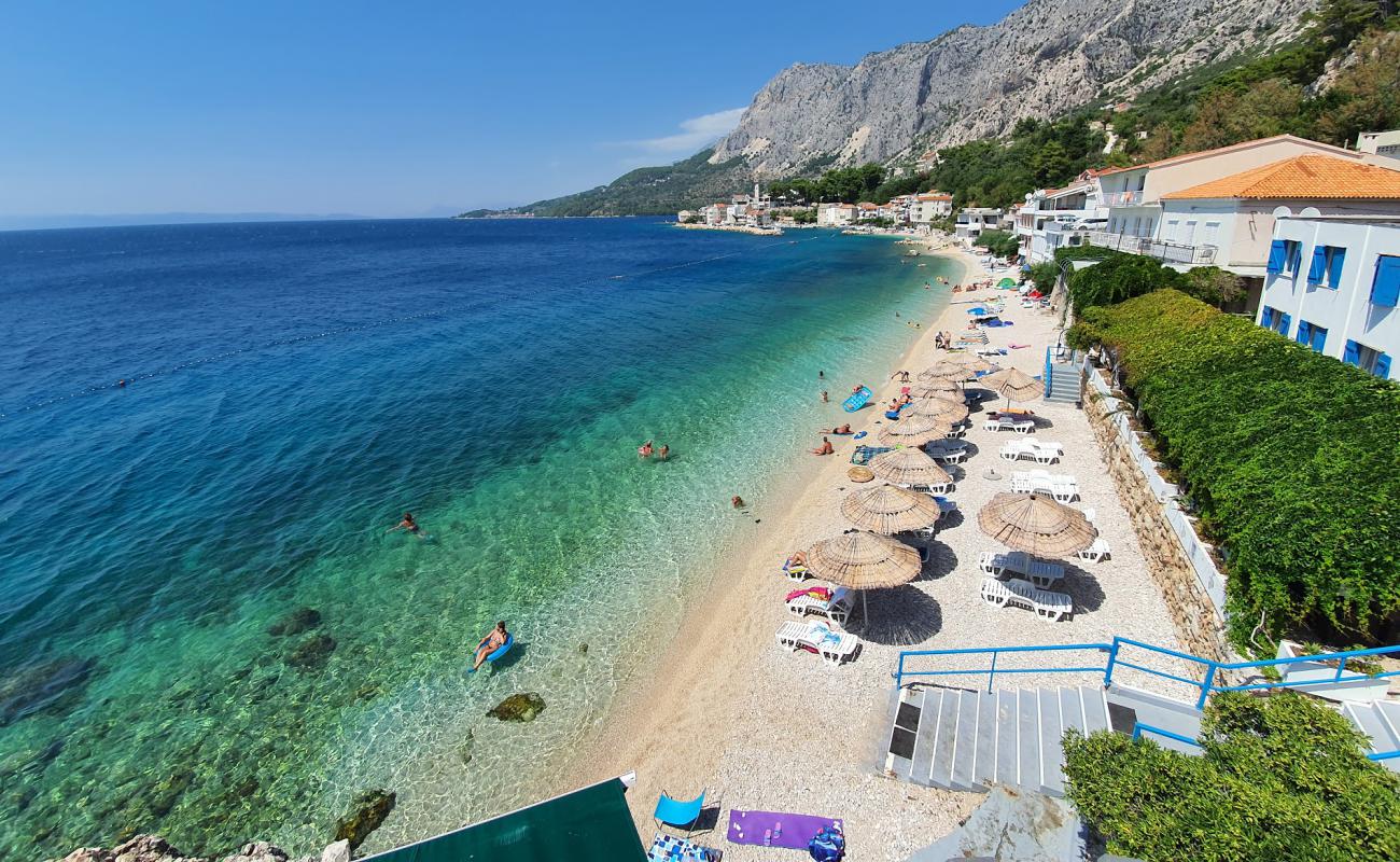Izbitac beach'in fotoğrafı bej kum ve çakıl yüzey ile