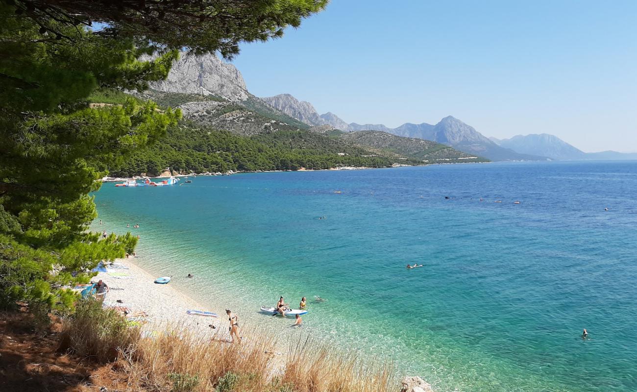 Dole beach'in fotoğrafı hafif ince çakıl taş yüzey ile