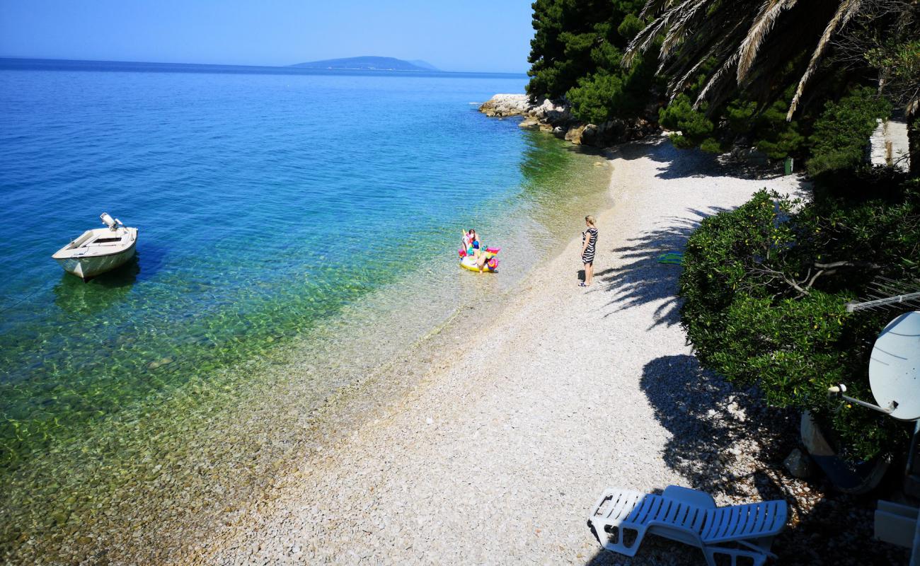 Uvala Borova'in fotoğrafı bej kum ve kayalar yüzey ile