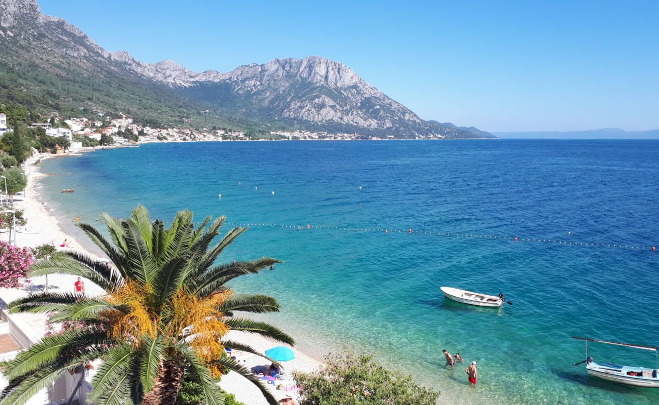 Ravanje beach'in fotoğrafı bej çakıl yüzey ile