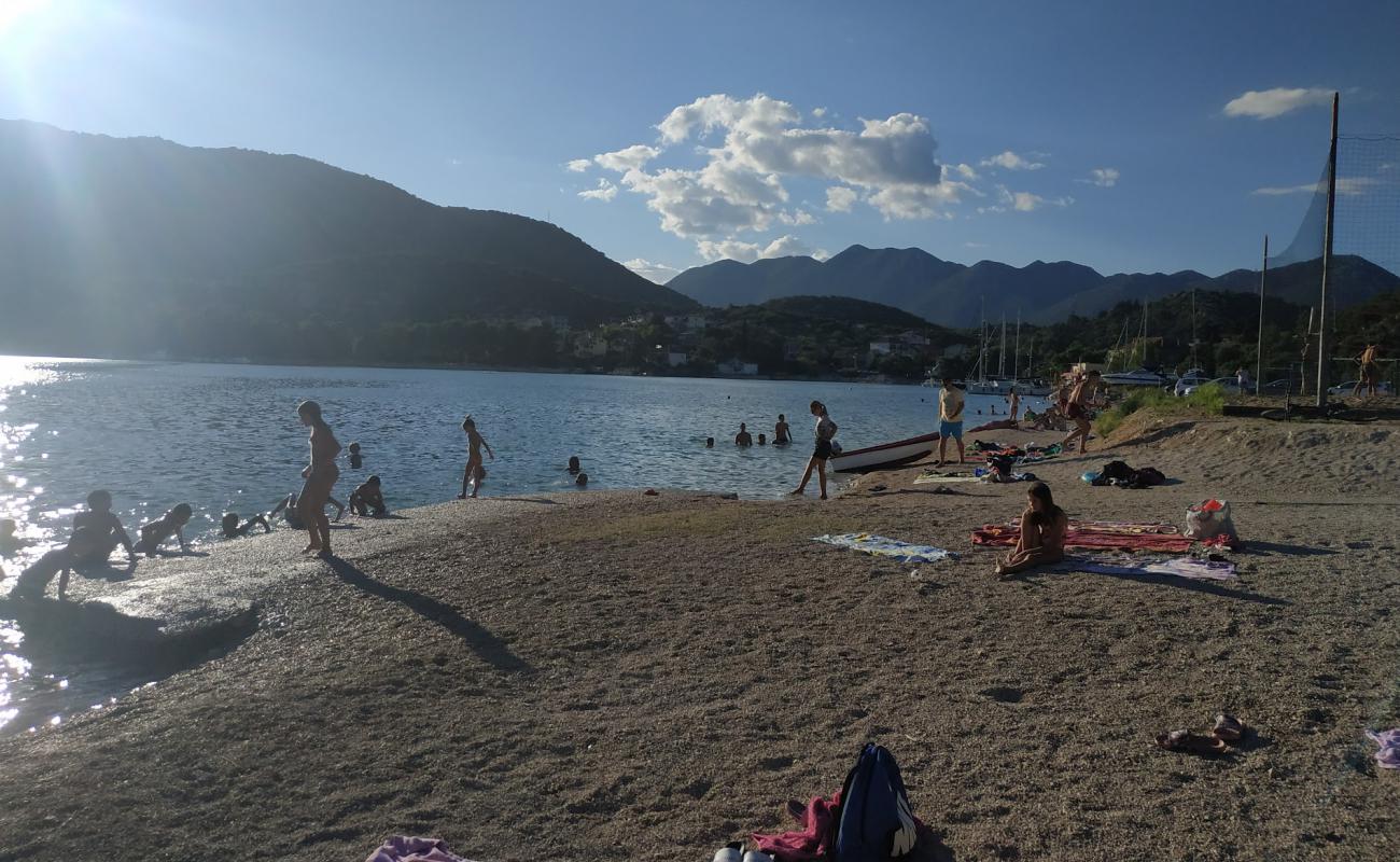 Trg Ploca beach'in fotoğrafı koyu i̇nce çakıl yüzey ile