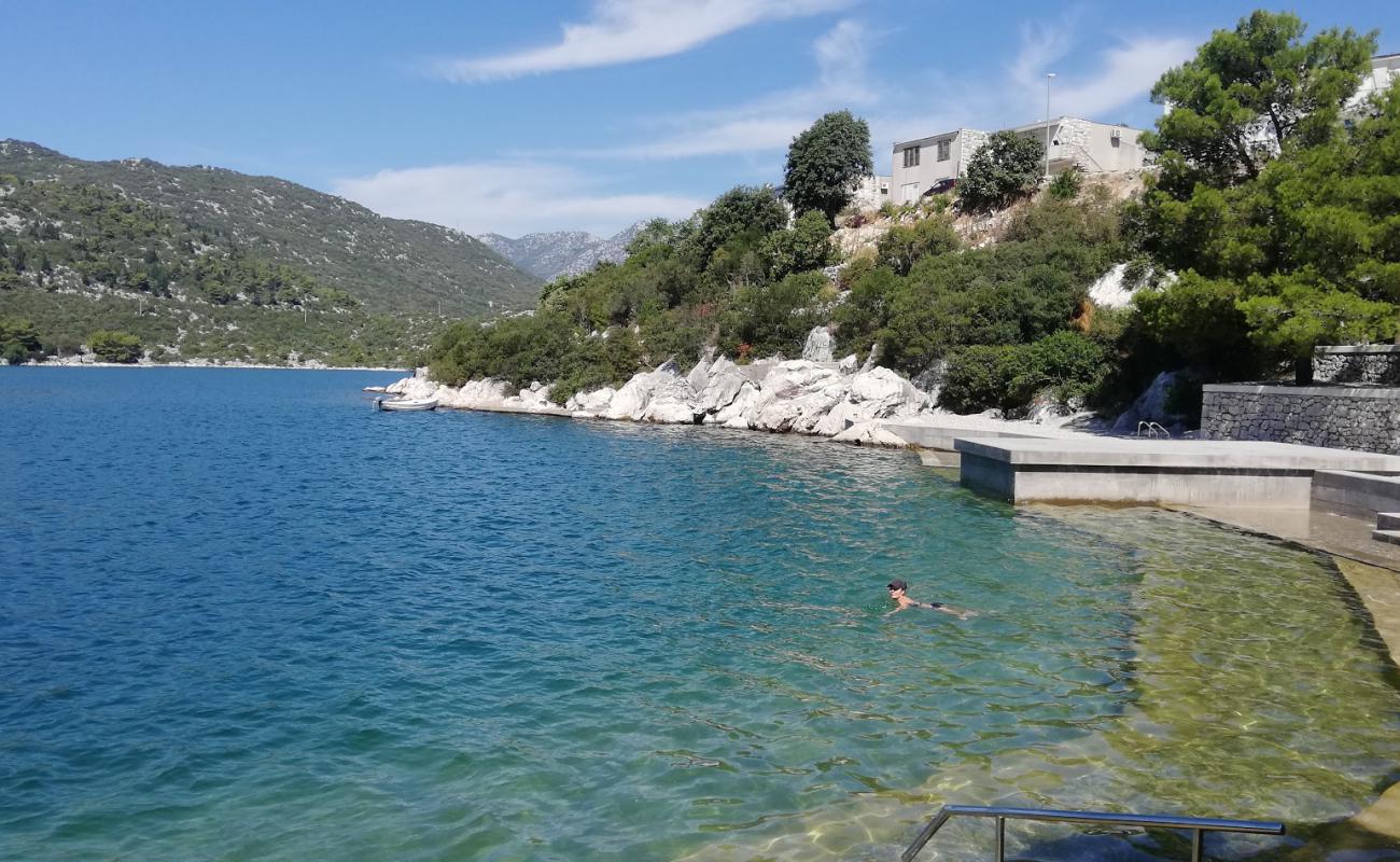 Ploce beach'in fotoğrafı beton kapak yüzey ile