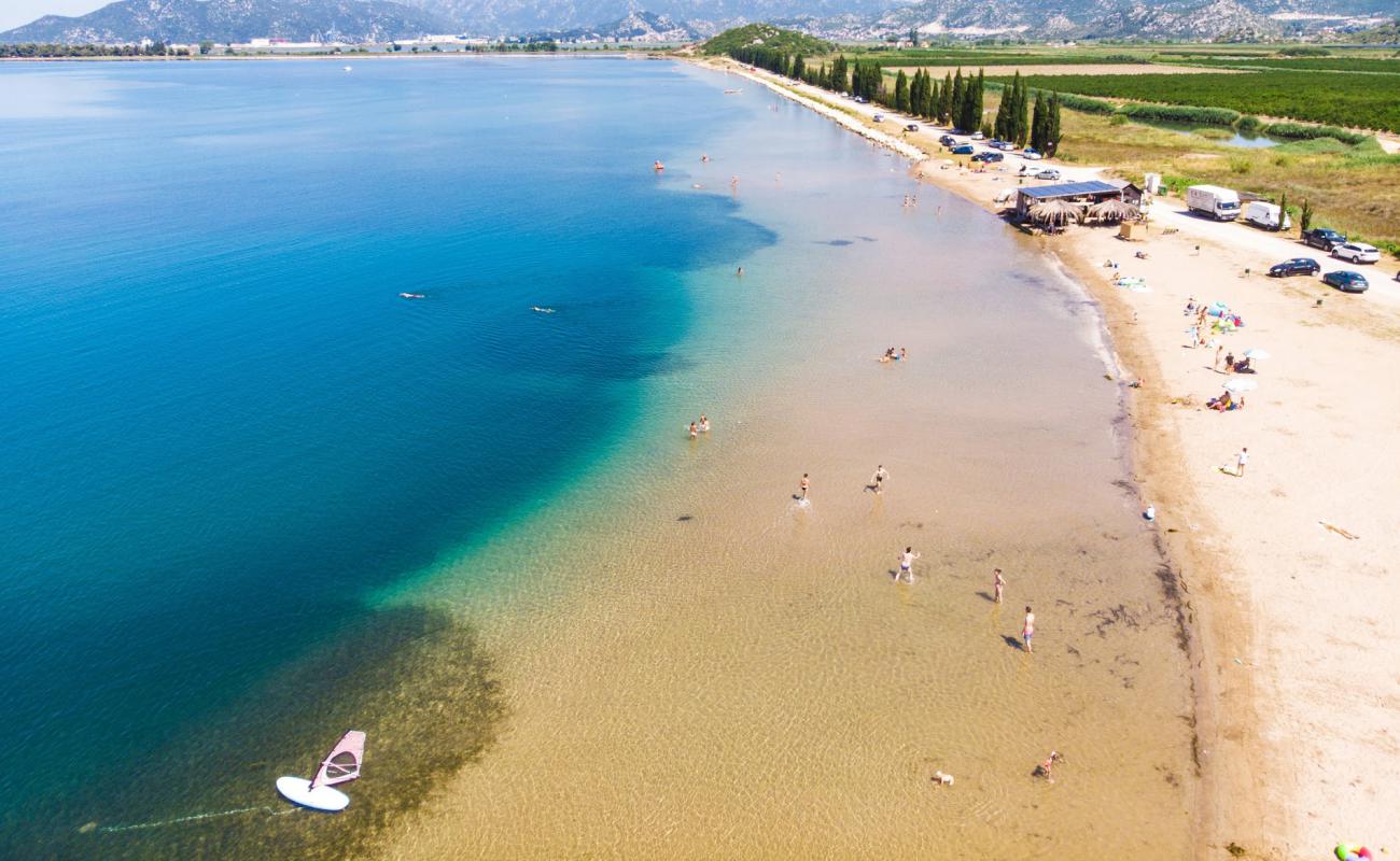 Delta beach'in fotoğrafı kahverengi kum yüzey ile