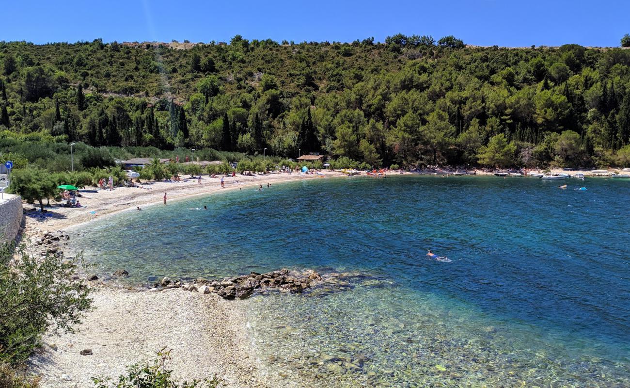 Duba beach'in fotoğrafı hafif çakıl yüzey ile