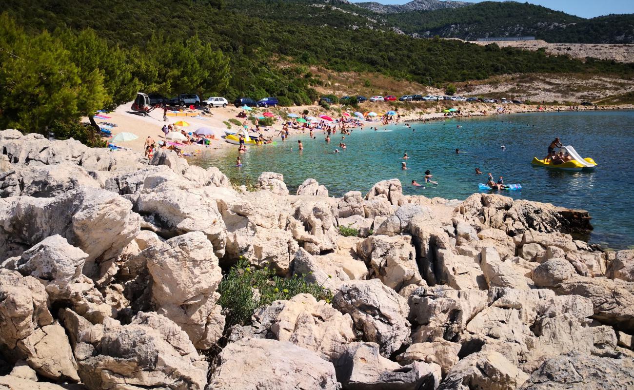 Popova luka'in fotoğrafı bej çakıl yüzey ile