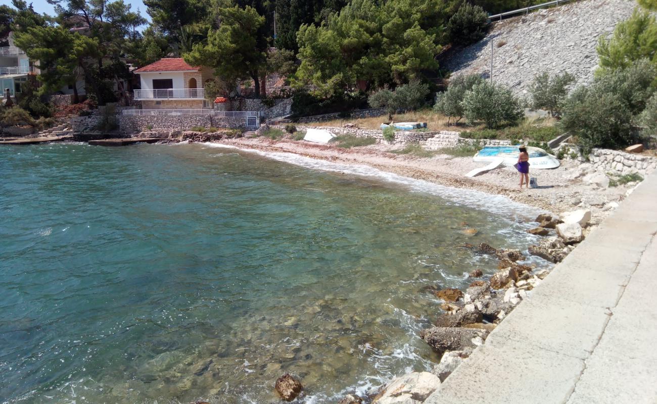 Radalj beach'in fotoğrafı bej çakıl yüzey ile