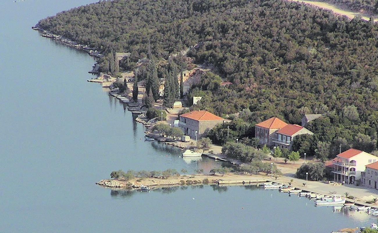 Brijesta beach'in fotoğrafı hafif çakıl yüzey ile