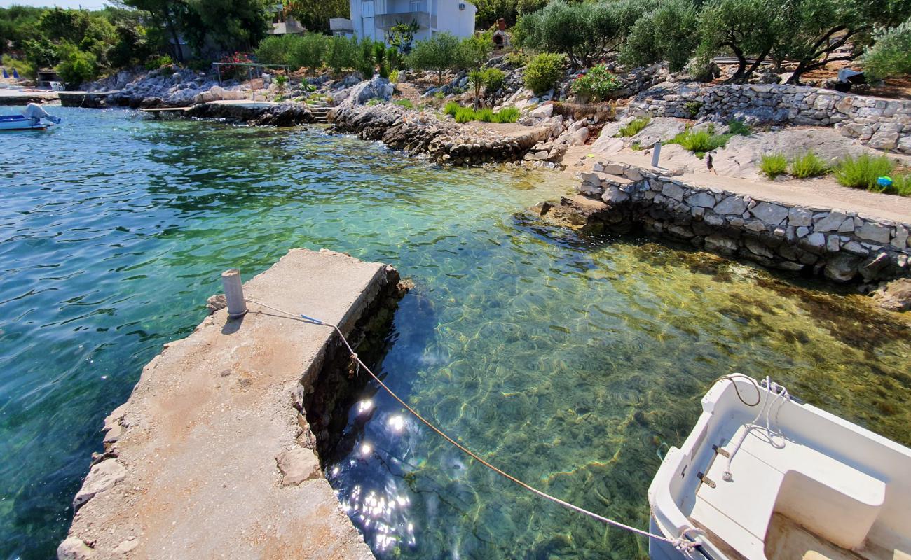 Brijesta II beach'in fotoğrafı beton kapak yüzey ile