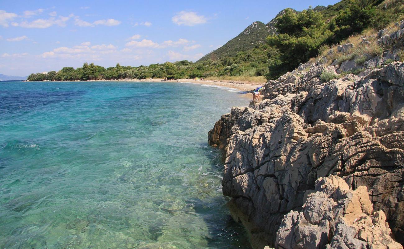 Salpa beach'in fotoğrafı kahverengi çakıl yüzey ile