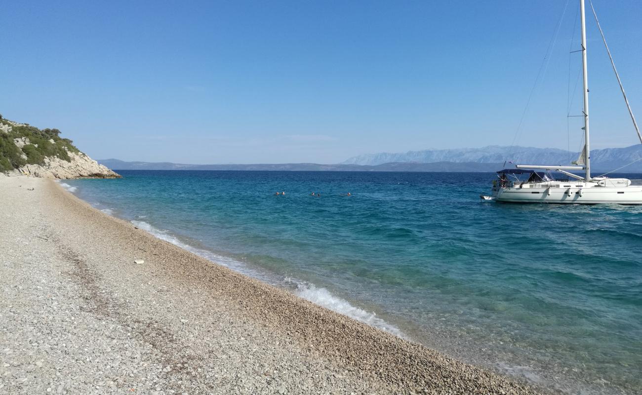 Plaza Jezero'in fotoğrafı hafif ince çakıl taş yüzey ile