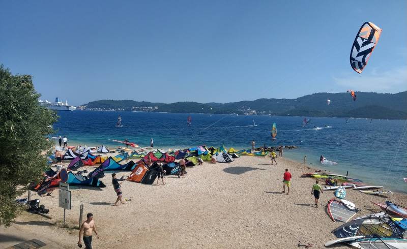 Viganj III beach'in fotoğrafı hafif ince çakıl taş yüzey ile