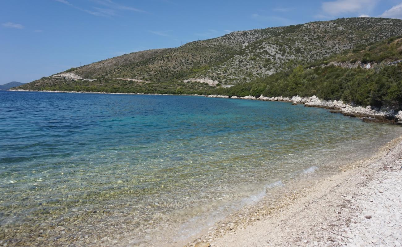 Budima beach'in fotoğrafı hafif çakıl yüzey ile