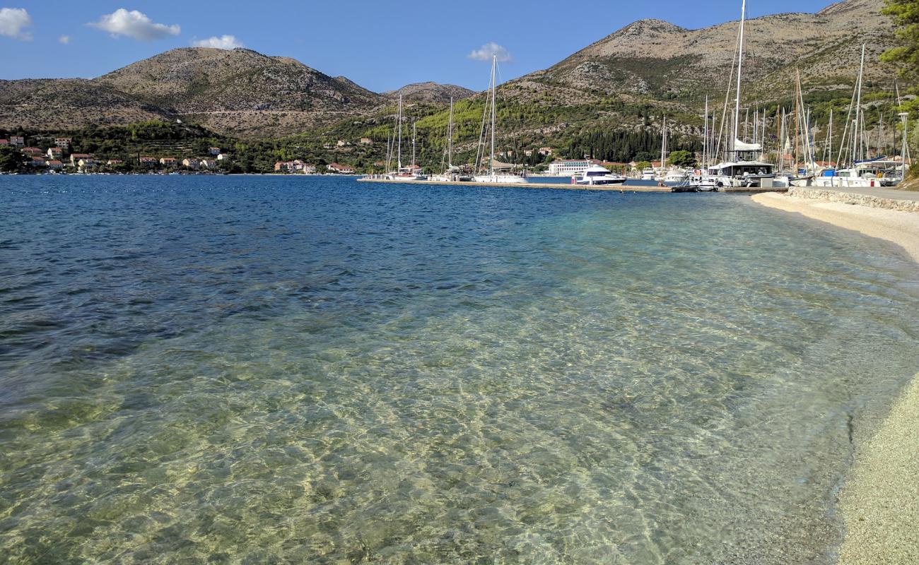 Karmelska beach'in fotoğrafı hafif ince çakıl taş yüzey ile