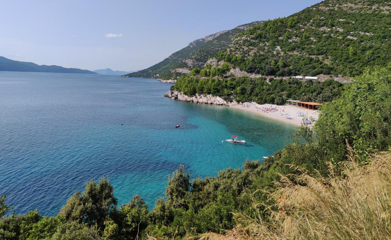 Veliki zal beach'in fotoğrafı hafif çakıl yüzey ile