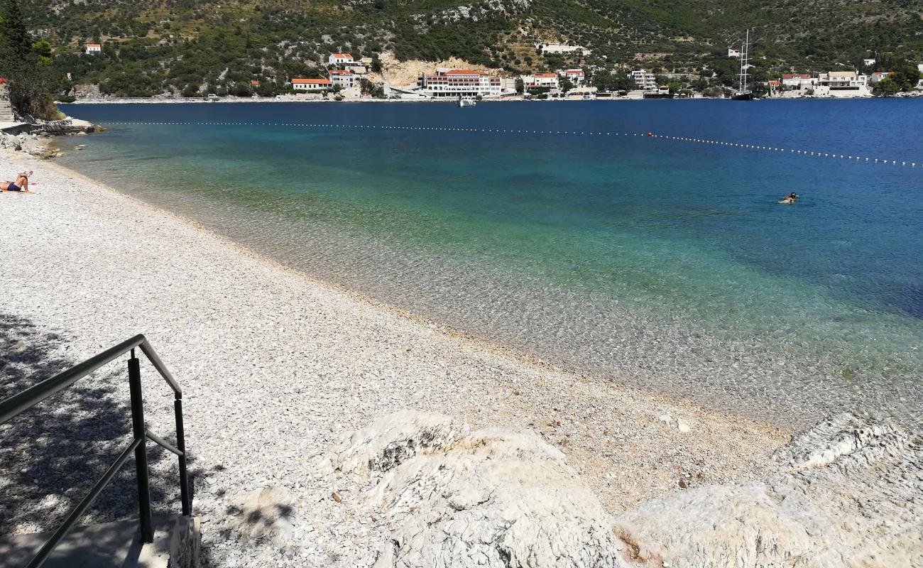 Zaton beach'in fotoğrafı hafif ince çakıl taş yüzey ile