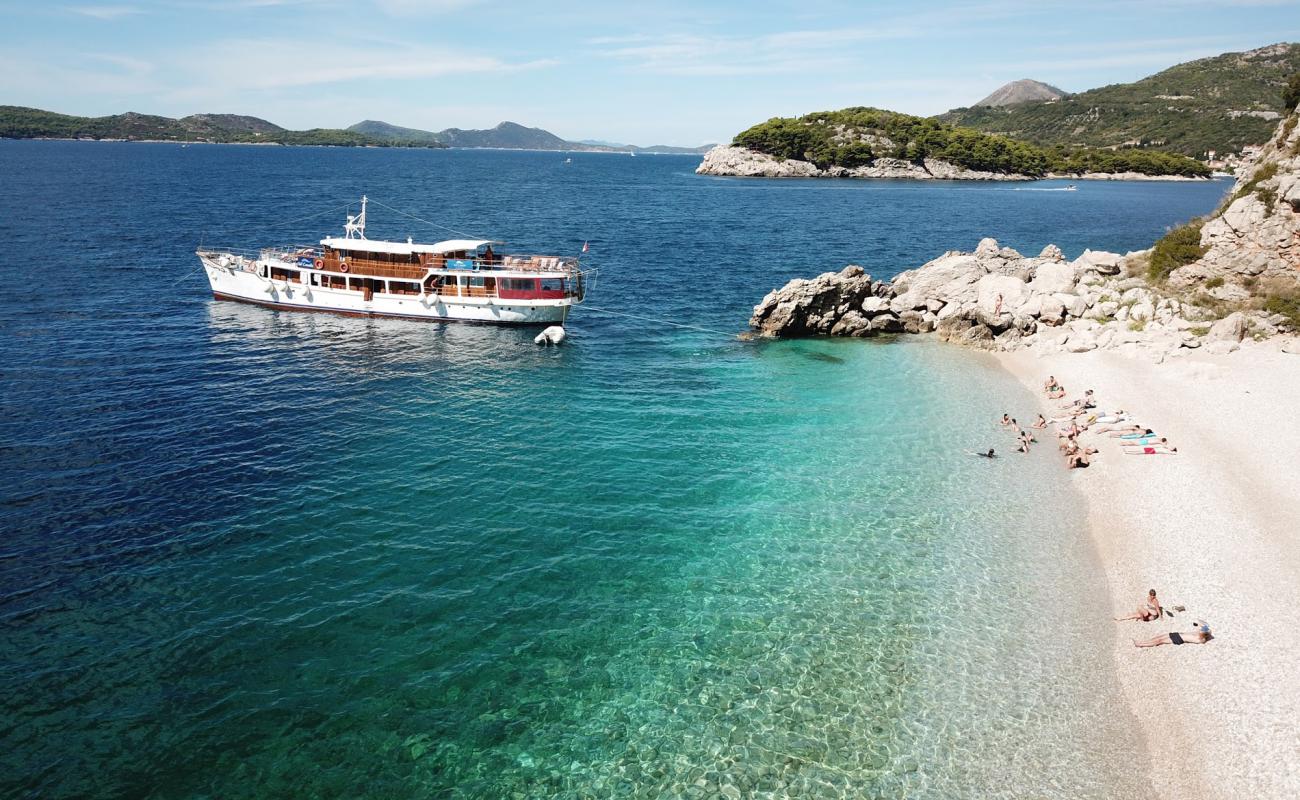 Tri brata beach'in fotoğrafı hafif çakıl yüzey ile