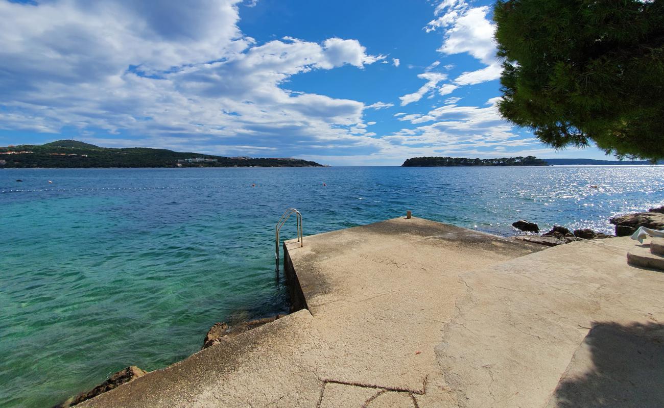 Lozica beach'in fotoğrafı beton kapak yüzey ile