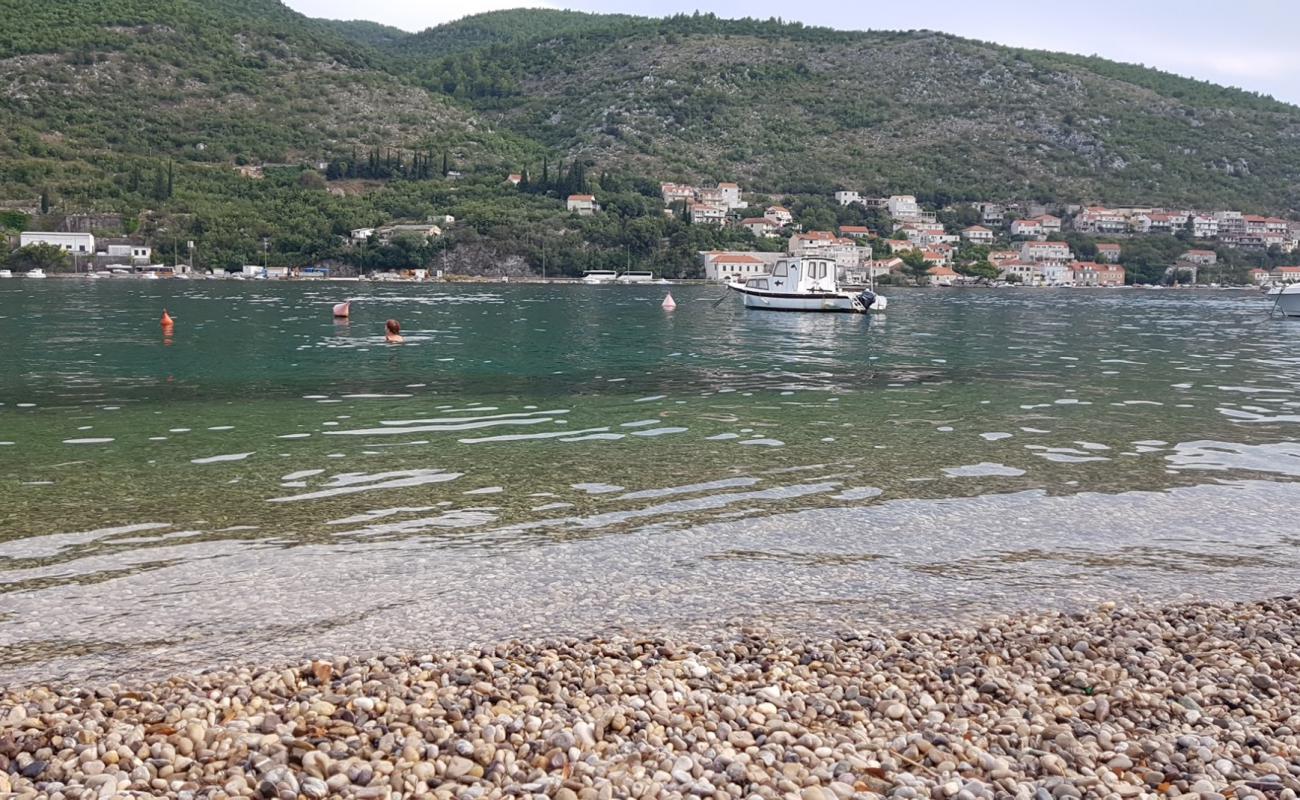 Rijeka beach'in fotoğrafı hafif çakıl yüzey ile