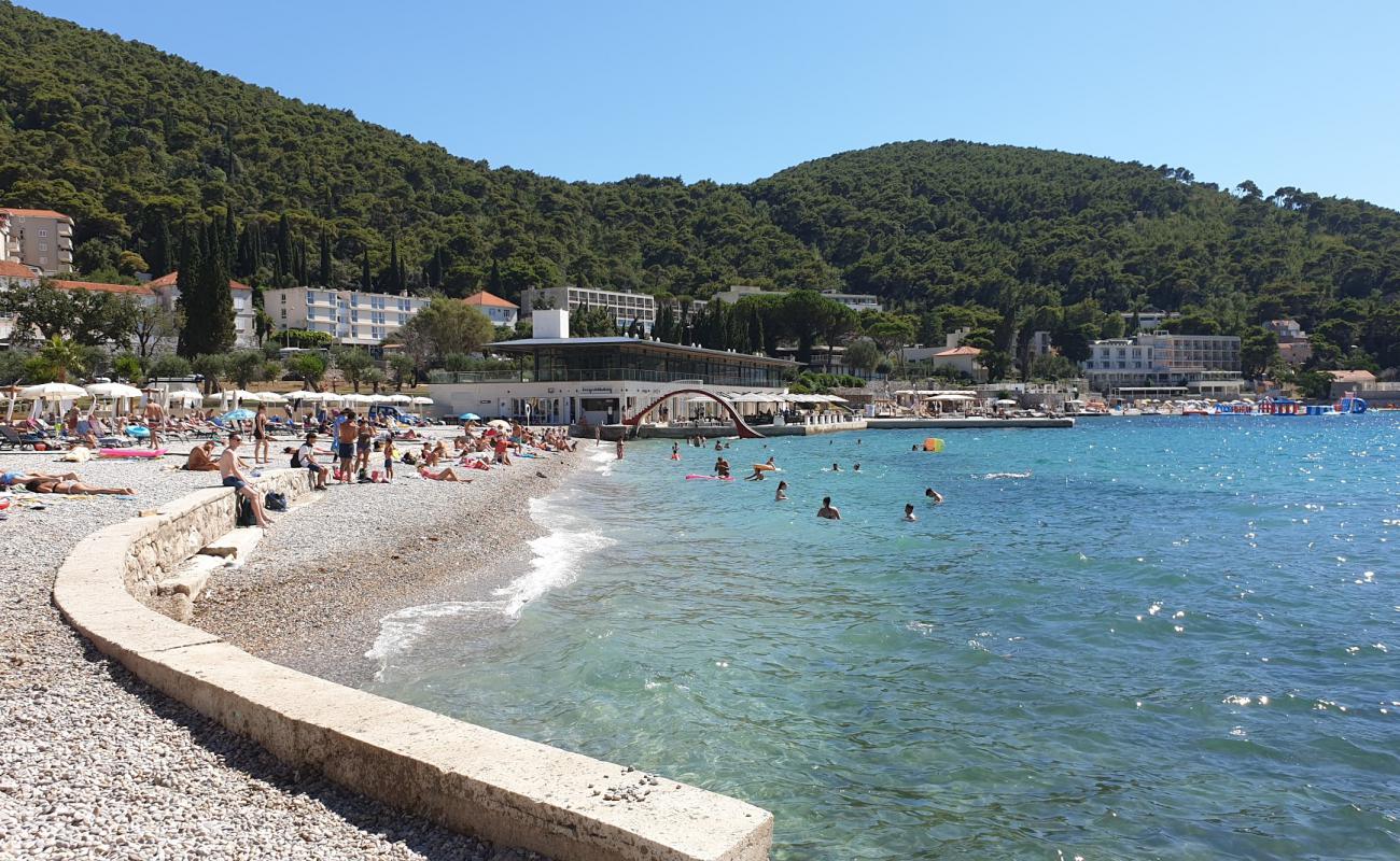 Uvala Lapad beach'in fotoğrafı hafif ince çakıl taş yüzey ile