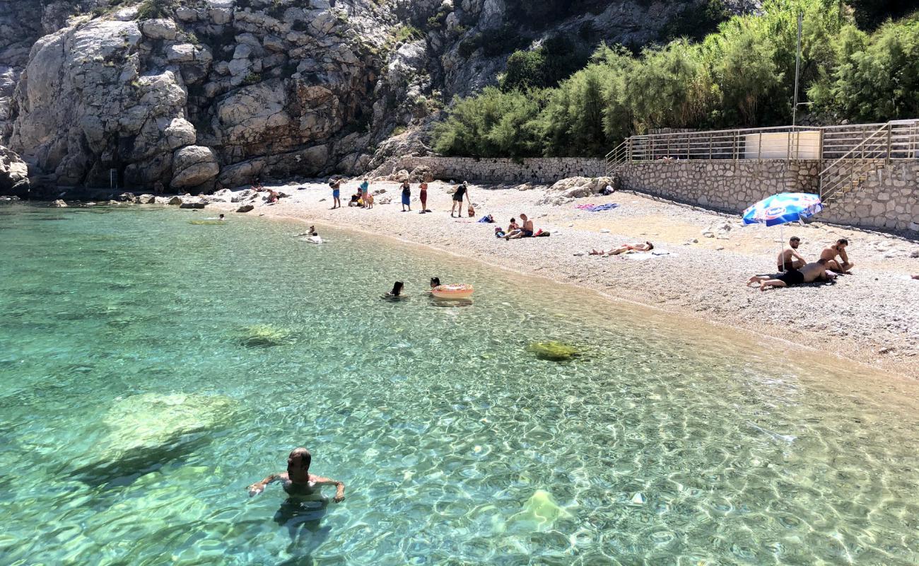 Bellevue beach'in fotoğrafı hafif ince çakıl taş yüzey ile