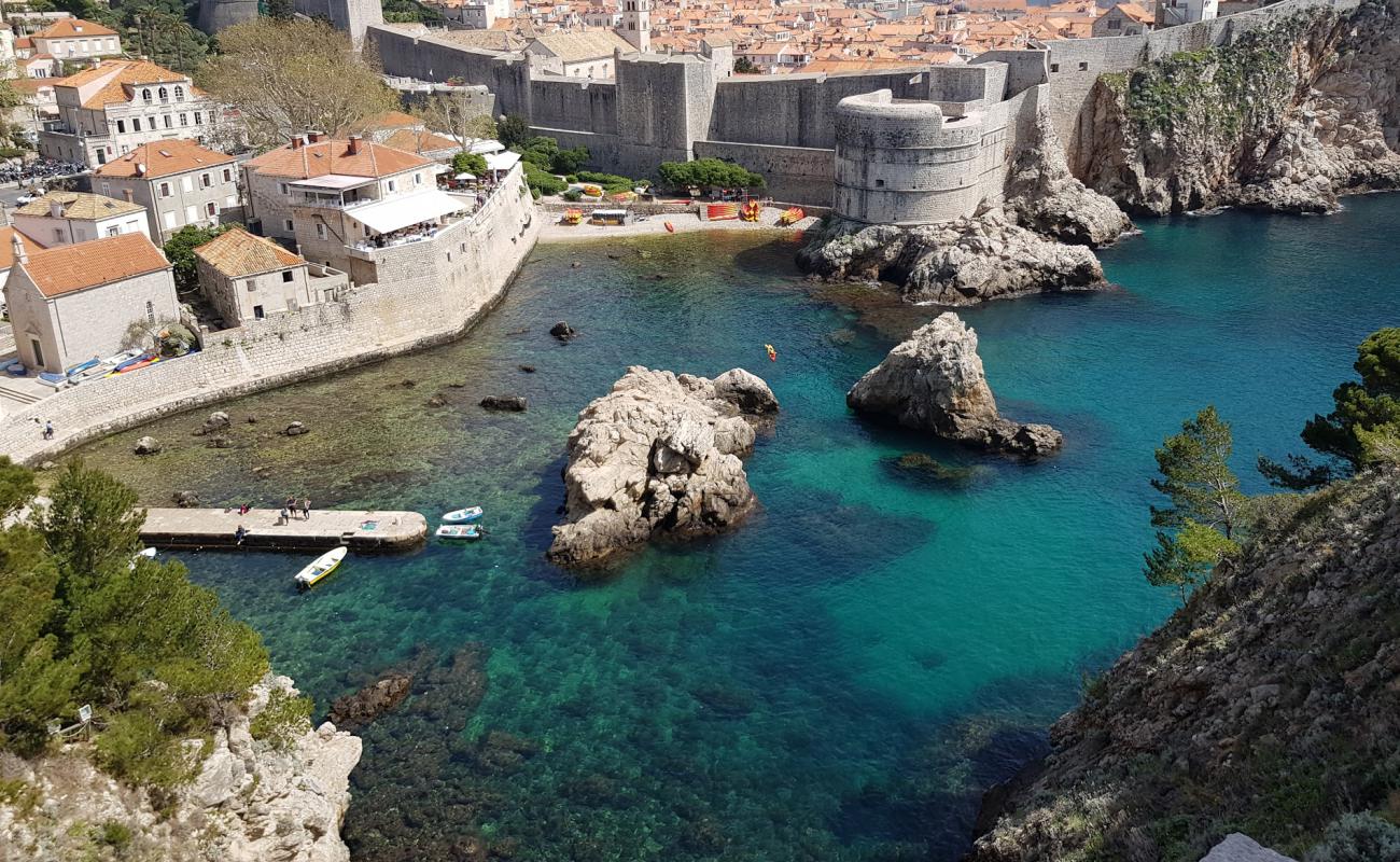 Kolorina beach'in fotoğrafı taşlar yüzey ile